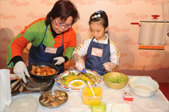 季軍參賽單位是兩嫲孫,她們感情要好,是隔代共融的典範 季軍參賽單位是兩嫲孫,她們感情要好,是隔代共融的典範