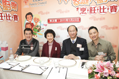 (由左至右) 活動大使鄧梓峰先生、家庭議會委員高靜芝女士、彭敬慈博士及名廚余健志先生(Jacky Yu)擔任是次比賽的評判 (由左至右) 活動大使鄧梓峰先生、家庭議會委員高靜芝女士、彭敬慈博士及名廚余健志先生(Jacky Yu)擔任是次比賽的評判