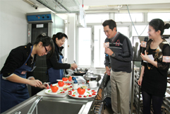 鄧梓峰先生及當日活動司儀張美妮小姐參觀各家庭的菜式預備情況並詢問其烹飪心得 鄧梓峰先生及當日活動司儀張美妮小姐參觀各家庭的菜式預備情況並詢問其烹飪心得