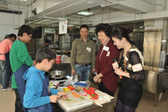 評判高靜芝女士及余健志先生(Jacky Yu)參觀參賽家庭的比賽情況 評判高靜芝女士及余健志先生(Jacky Yu)參觀參賽家庭的比賽情況