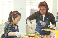 參賽家庭準備認真,各人分工合作,充分表現出家人間的團隊精神 參賽家庭準備認真,各人分工合作,充分表現出家人間的團隊精神