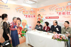 參賽者向評判介紹其參賽菜式及「對家人的心意」 參賽者向評判介紹其參賽菜式及「對家人的心意」