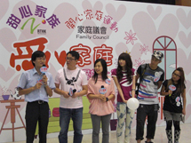 大家都細心聆聽香港明愛家庭服務註冊社工葉燮驥先生對遊戲玩法的講解