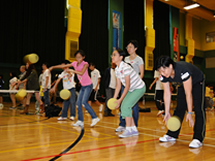 正式比賽前，先學習如何玩手綿球運動