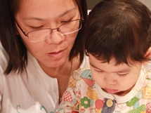 媽媽用心教女兒畫畫