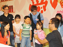 小朋友分享同家人一起畫畫、做勞作的感受