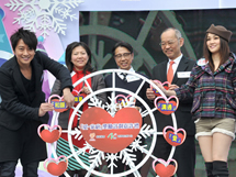 As Family Council members Dr. WONG Chung-kwong and Dr. KOONG May-kay, RTHK representative Mr. FUNG Wai-tong and artists Mr. SUEN Yiu-wai and Miss TSE On-kei officiated the "Loving Family Ferris Wheel" Ceremony by hanging heart-shaped carts printed with wordings like "Harmony", "Communication", "Responsibility", "Respect", "Love", "Care", etc. on a Ferris Wheel model and turned it around symbolising family union.