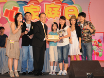家庭參與拼圖遊戲