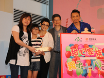 家庭參與拼圖遊戲