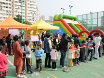 現場家庭踴躍參加嘉年華攤位遊戲 現場家庭踴躍參加嘉年華攤位遊戲