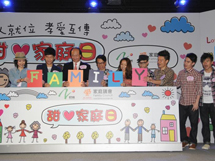 (Left third and fourth) Dr Pang, Mr Fung, together with the popular stars, officiated the event. (Left third and fourth) Dr Pang, Mr Fung, together with the popular stars, officiated the event.