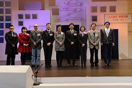 杨立门(右四)、家庭议会当然委员暨妇女事务委员会主席刘靳丽娟(右五)、安老事务委员会委员陈汉威(右六)、副广播处长(发展)戴淑娆(右三)、民政事务局首席助理秘书长冯雅慧(左二)、表演嘉宾区瑞强(右一)等一同合照。 杨立门(右四)、家庭议会当然委员暨妇女事务委员会主席刘靳丽娟(右五)、安老事务委员会委员陈汉威(右六)、副广播处长(发展)戴淑娆(右三)、民政事务局首席助理秘书长冯雅慧(左二)、表演嘉宾区瑞强(右一)等一同合照。