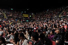 观众席座无虚席,反应十分热烈。 观众席座无虚席,反应十分热烈。