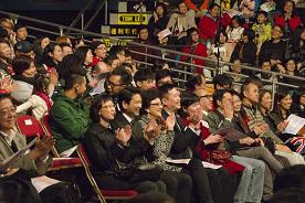 音乐剧「亲」非常有感染力,让不少现场观众想起父母对自己无私的爱和付出。 音乐剧「亲」非常有感染力,让不少现场观众想起父母对自己无私的爱和付出。