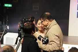 表演的年青人到台下与父母说我爱你,场面温馨感人。 表演的年青人到台下与父母说我爱你,场面温馨感人。