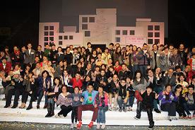 所有表演的年青人与父母及家人合照。 所有表演的年青人与父母及家人合照。