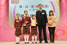 Family Council member, Professor Daniel Shek, presented the most actively participating school award to the representative of the winning school. Family Council member, Professor Daniel Shek, presented the most actively participating school award to the representative of the winning school.
