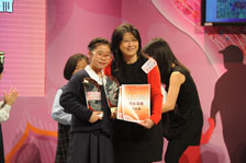 Family Council member, Ms Lilian Law presented awards to the winners. Family Council member, Ms Lilian Law presented awards to the winners.