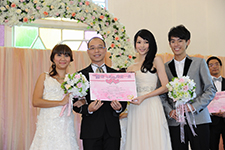 各夫婦於儀式中獲頒發重訂婚盟證書，以證溫馨回憶。