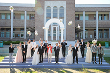 羅乃萱女士於禮堂門外，見證七對夫婦及嘉賓拋出手中花球，場面幸福溫馨。