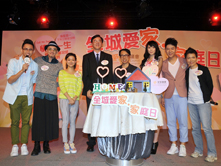 家庭議會主席石丹理教授(左四)、香港電台第二台節目總監馮偉棠先生(右四)、節目主持及表演嘉賓一同合照。