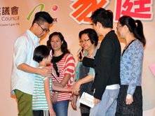 雙眼被蒙住的女兒試着以觸感辨認出媽媽的手。