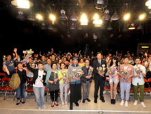 石丹理教授及馮偉棠先生(前排右四及右五)與歌手們一同向在場的母親送贈花束，共同慶祝母親節。