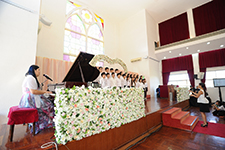 閉幕禮由合唱團獻唱開始。