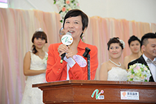 家庭議會家庭核心價值及家庭教育推廣小組委員會召集人羅乃萱女士以主婚人身分，祝福在場的夫婦。