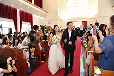 夫婦們一一接受親友及其他觀眾的祝福。