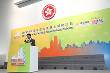 楊立門鼓勵僱主實行家庭友善僱傭措施,既可提高工作團隊的士氣,從而提升競爭力,同時也可促進員工有快樂的家庭生活,達致勞資雙贏的局面。 楊立門鼓勵僱主實行家庭友善僱傭措施,既可提高工作團隊的士氣,從而提升競爭力,同時也可促進員工有快樂的家庭生活,達致勞資雙贏的局面。