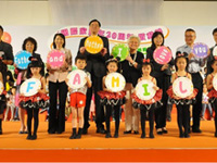 (左三起)社会福利署署长叶文娟、石丹理教授、亚洲区家庭研究联盟主席朱杨珀瑜、民政事务局副秘书长傅小慧及香港社会服务联会业务总监蔡剑华与其他嘉宾合照。