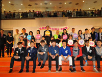 各主礼嘉宾、家庭议会委员及其他嘉宾一同大合照。