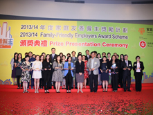 林鄭月娥（前排中）與獲獎公司的代表合照。