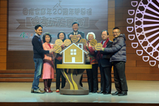 石丹理教授（中）、署理民政事务局常任秘书长傅小慧（左三）、社会福利署助理署长冯民重（右二）、亚洲区家庭研究联盟主席朱杨珀瑜（右三）、香港社会服务联会业务总监蔡剑华（右一）、香港电台助理广播处长廖丽怡（左二）及表演嘉宾张智霖（左一）担任主礼嘉宾。