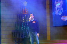 张智霖主唱「国际家庭年20周年」主题曲〈每日一格〉。