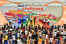 家庭議會主席石丹理教授(中)及民政事務局副秘書長羅志康(左四)與其他嘉賓帶領參與「全家總動員」親子運動會的全體家庭做熱身運動。 家庭議會主席石丹理教授(中)及民政事務局副秘書長羅志康(左四)與其他嘉賓帶領參與「全家總動員」親子運動會的全體家庭做熱身運動。