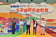 家庭議會主席石丹理教授(右三)及民政事務局副秘書長羅志康(左三)與其他主禮嘉賓舉行鳴槍儀式。 家庭議會主席石丹理教授(右三)及民政事務局副秘書長羅志康(左三)與其他主禮嘉賓舉行鳴槍儀式。