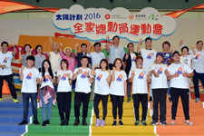 各主禮嘉賓、家庭議會委員及其他嘉賓一同大合照。 各主禮嘉賓、家庭議會委員及其他嘉賓一同大合照。