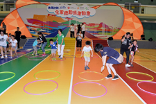 親子運動項目「親子齊齊跨啦啦」,鼓勵家庭成員發揮團隊精神,合力跨過不同障礙。 親子運動項目「親子齊齊跨啦啦」,鼓勵家庭成員發揮團隊精神,合力跨過不同障礙。