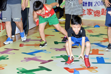 親子運動項目「彩色Fun Fun跳」需要家庭成員分工合作，辨認顏色和按指示跳躍。