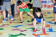 親子運動項目「彩色Fun Fun跳」需要家庭成員分工合作,辨認顏色和按指示跳躍。 親子運動項目「彩色Fun Fun跳」需要家庭成員分工合作,辨認顏色和按指示跳躍。