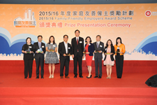 家庭議會主席石丹理教授（中）出席頒獎典禮，並與獲得「傑出家庭友善僱主」殊榮的中小企代表合照。