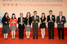 民政事務局常任秘書長馮程淑儀（左四），頒發獎項予「傑出家庭友善僱主」機構組獲獎公司代表，並合照。