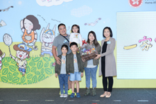 民政事務局常任秘書長馮程淑儀（右一）頒獎予「體育與運動」組別的得獎家庭。