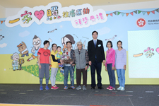 家庭議會主席石丹理教授（右三）頒獎予「社區與樂趣」組別的得獎家庭。