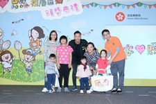 家庭議會委員鄧珮頤女士、徐榮及女兒包包與現場家庭玩遊戲。