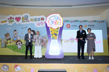 石丹理教授（右二）及民政事務局副秘書長李百全（左一），聯同家庭議會委員朱楊珀瑜（左二）及鄧珮頤（右一），啟動「2017/18家庭友善僱主獎勵計劃」。