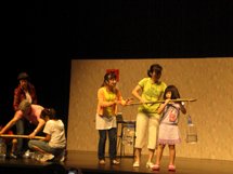 觀眾們積極參與話劇演出後工作坊 觀眾們積極參與話劇演出後工作坊
