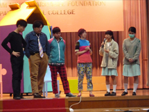 同學積極參與話劇演出後的工作坊 同學積極參與話劇演出後的工作坊